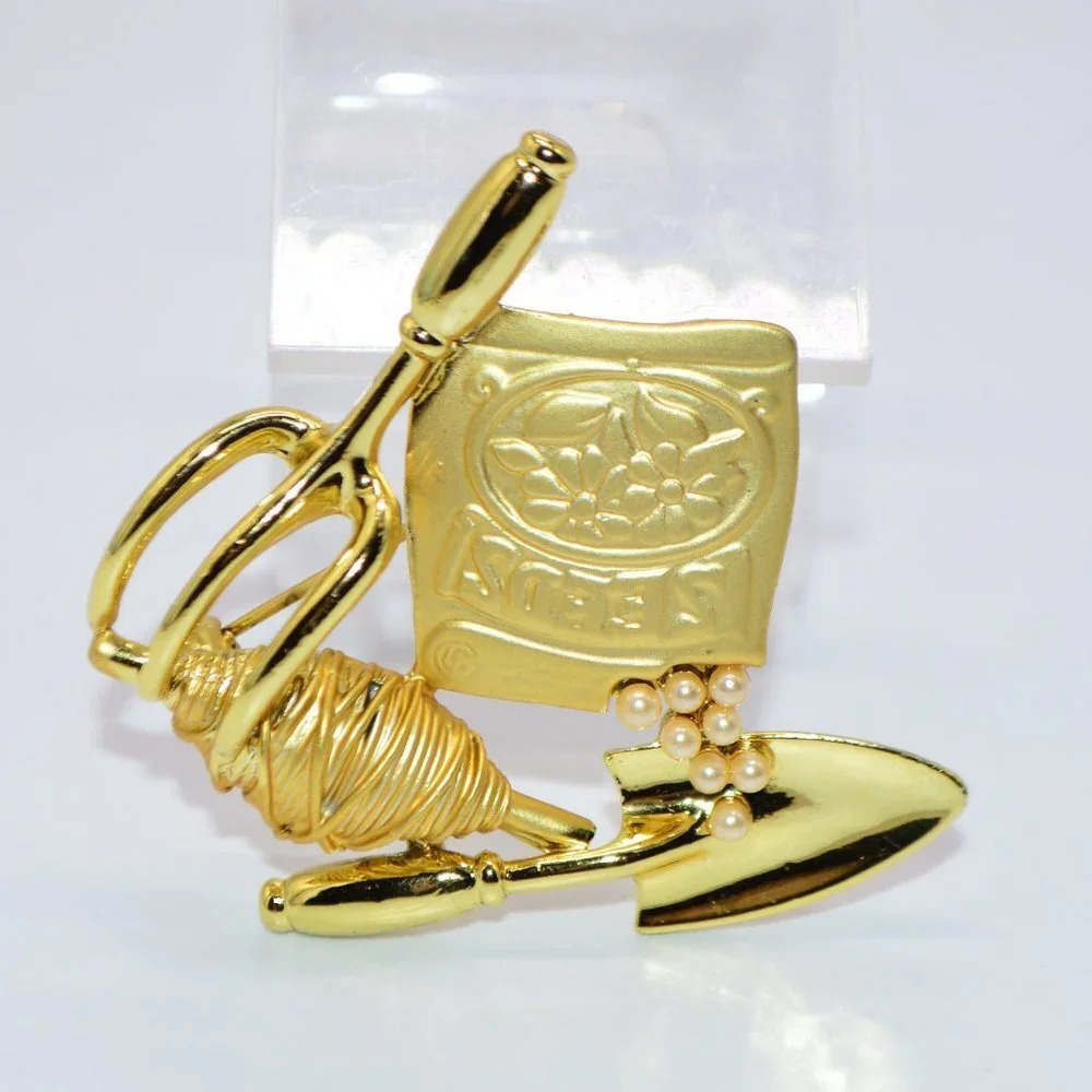 AJC Faux Pearl Gold Tone Gardening Gardener Pin Br
